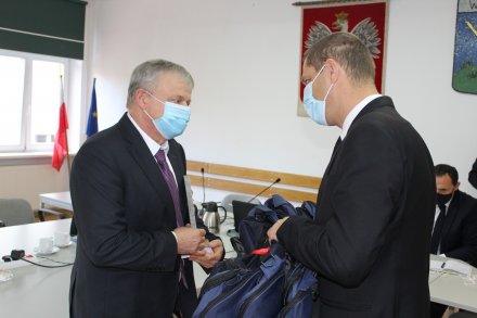 Wręczenie nagrody drużynowej przez władze samorządowe
